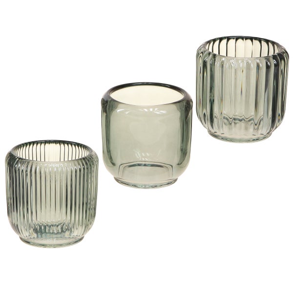 Drei graue Teelichthalter aus Glas, zwei mit gerippter Struktur und einer mit glatter Oberfläche.