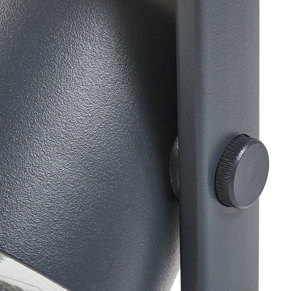 Detailaufnahme einer strukturierten Metallleuchte mit einer Rändelschraube zur Einstellung am Montagebügel.