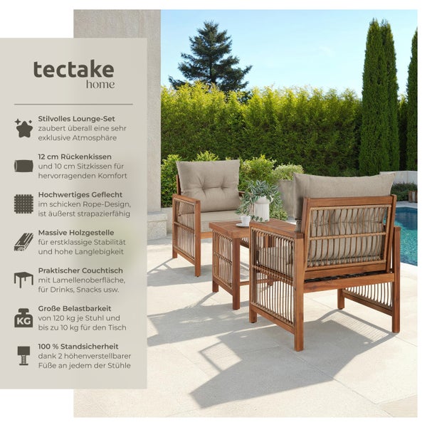 Tectake Home Logo und Garten-Lounge-Set aus Holz mit zwei Sesseln und einem Beistelltisch auf einer Terrasse neben einem Pool.