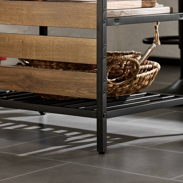 Detailansicht eines Regals mit Metallrahmen und Holzelementen, inklusive eines Korbes