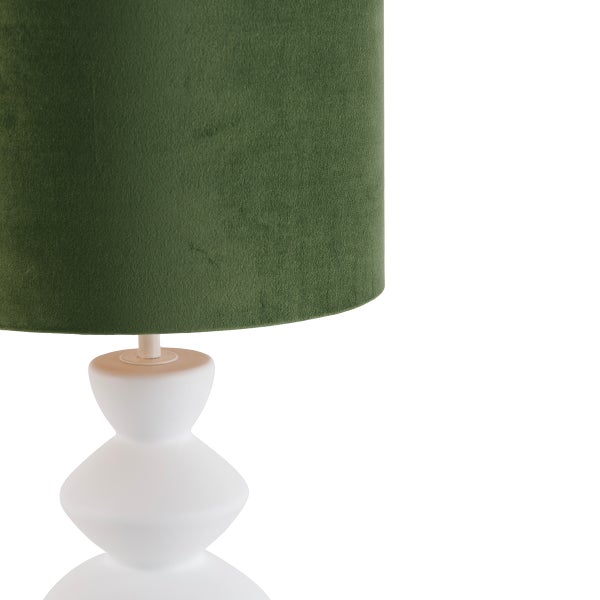 Tischleuchte mit grünem Schirm und weißem Fuß