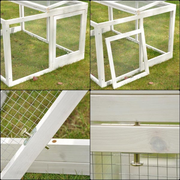 Wohnzimmer mit gemusterter Tapete, Sofa, Dekokissen, Decke, Lampe und Dekoration