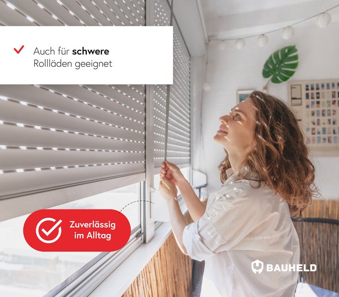 Frau bedient Rollladen von Bauheld auf dem Balkon