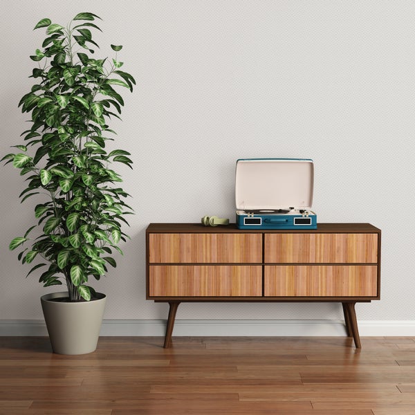 Helles Zimmer mit Kommode, Schallplattenspieler und Zimmerpflanze