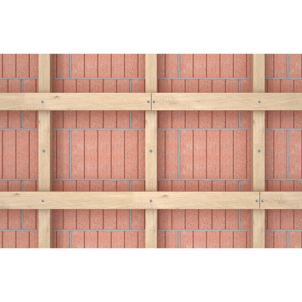 Holzlatten vor einer Ziegelwand