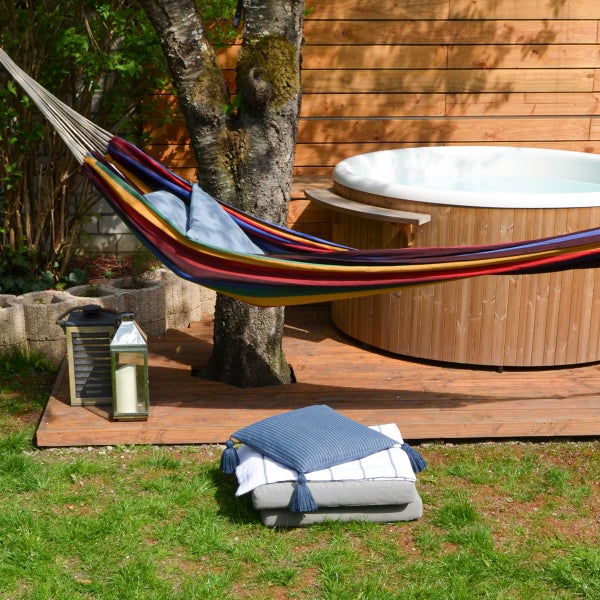 Hängesessel mit Kissen im Garten