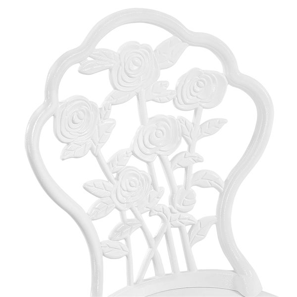 Detailansicht der Rückenlehne eines Gartenstuhls mit Rosenmuster