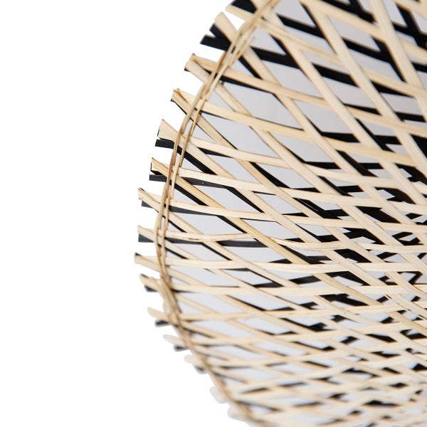 Detailansicht eines Lampenschirms aus Bambusgeflecht.