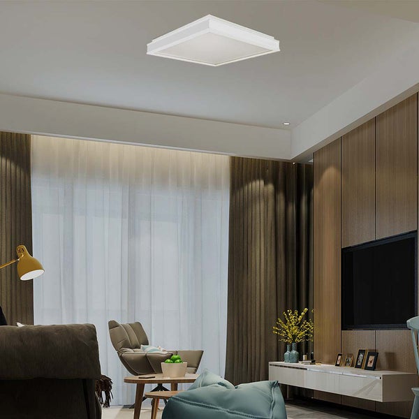 Modernes Wohnzimmer mit quadratischer Deckenleuchte