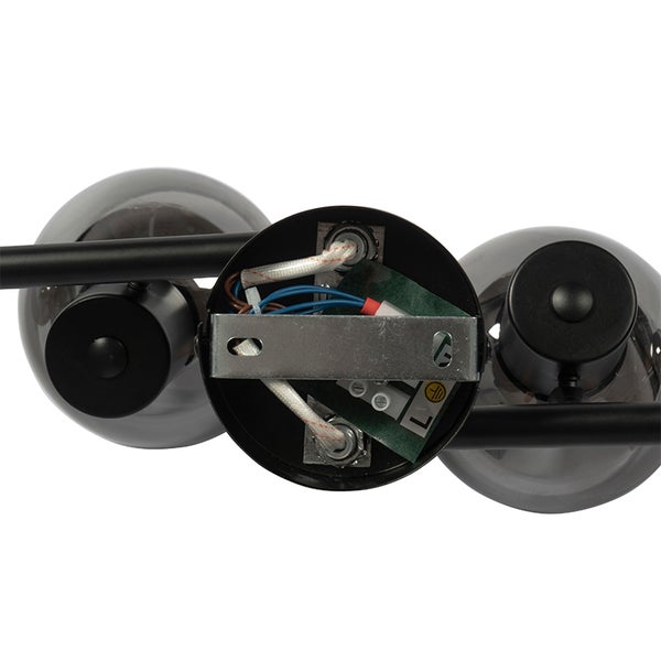 Nahaufnahme einer Deckenleuchte mit drei Leuchtenarmen und internen elektrischen Komponenten