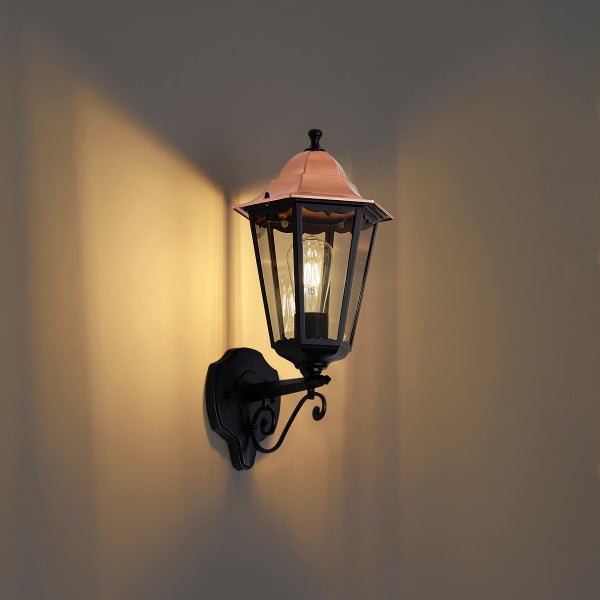 Klassische Außenwandleuchte in Laternenform mit Glaseinsätzen und Metallgehäuse für die Wandmontage.