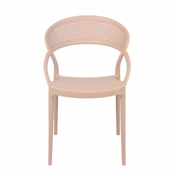 Stapelbarer Gartenstuhl aus Kunststoff mit Armlehnen und perforierter Rückenlehne in Beige.