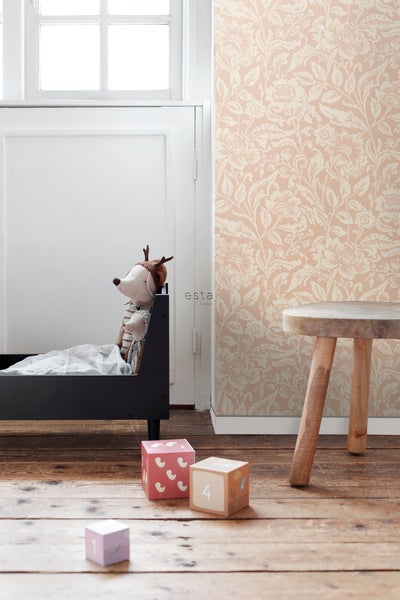 Kinderzimmer mit floraler Tapete, Spielzeugwürfeln und kleinem Hocker