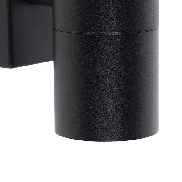 Detail einer zylindrischen Außenwandleuchte mit strukturierter matter Oberfläche.