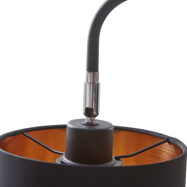 Detailaufnahme einer Lampe mit Textilschirm und flexiblen Lampenarm