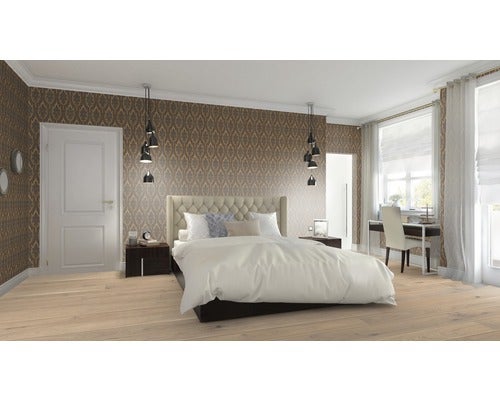 Helles Schlafzimmer mit Bett, Nachttisch, Schreibtisch und gemusterter Tapete.