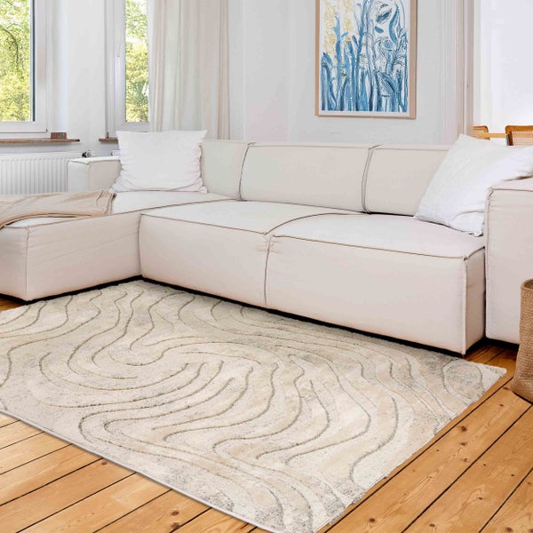 Wohnzimmer mit Sofa und beigem Teppich mit Muster