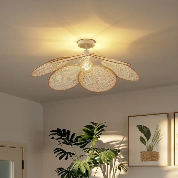 Deckenleuchte mit fünf ovalen geflochtenen Paneelen aus Rattan im Blattdesign, an einer Decke montiert und beleuchtet.