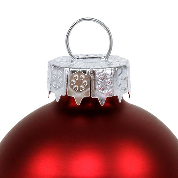 Detailaufnahme einer roten Weihnachtskugel mit silberfarbener Aufhängung