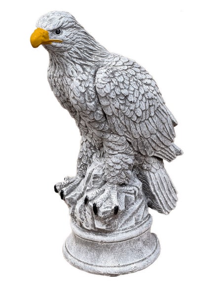 Gartenfigur Adler aus Steinguss, sitzend auf einem Sockel, detailreich gestaltet mit gelbem Schnabel.