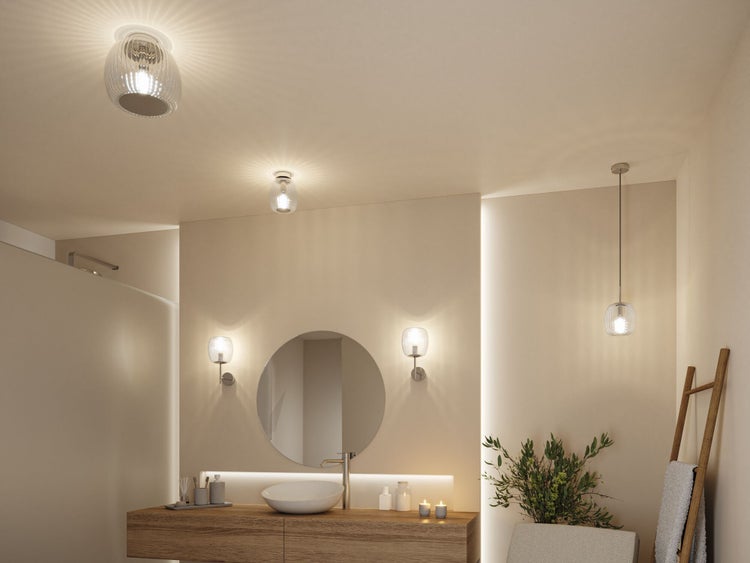 Helles, modernes Badezimmer mit Holz-Waschtisch, weißem Aufsatzbecken und rundem Spiegel, beleuchtet durch Glas-Leuchten und indirektes Licht.