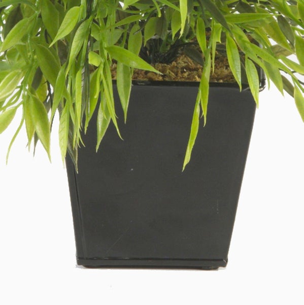 Künstliche Agave im schwarzen Kunststofftopf, grün-gelbe spitze Blätter.