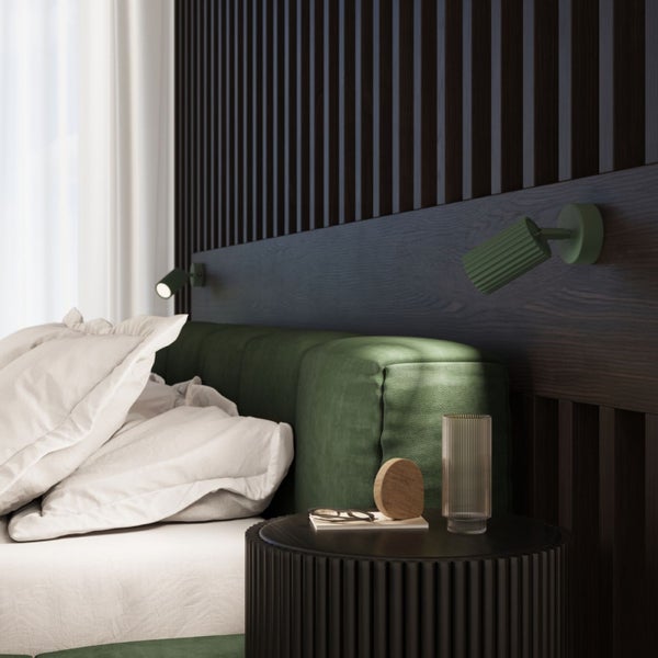 Schlafzimmer-Szene mit Bett, Nachttisch und Wandleuchten