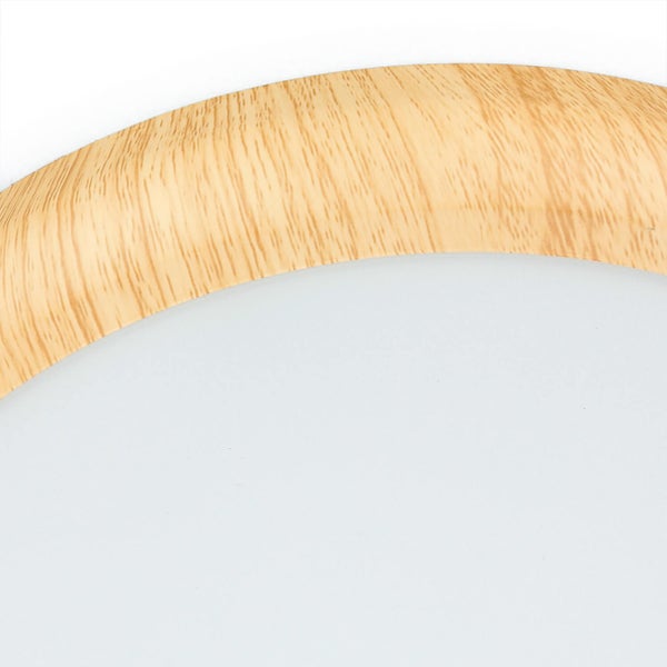 Detailaufnahme einer runden Deckenleuchte mit Holzrahmen