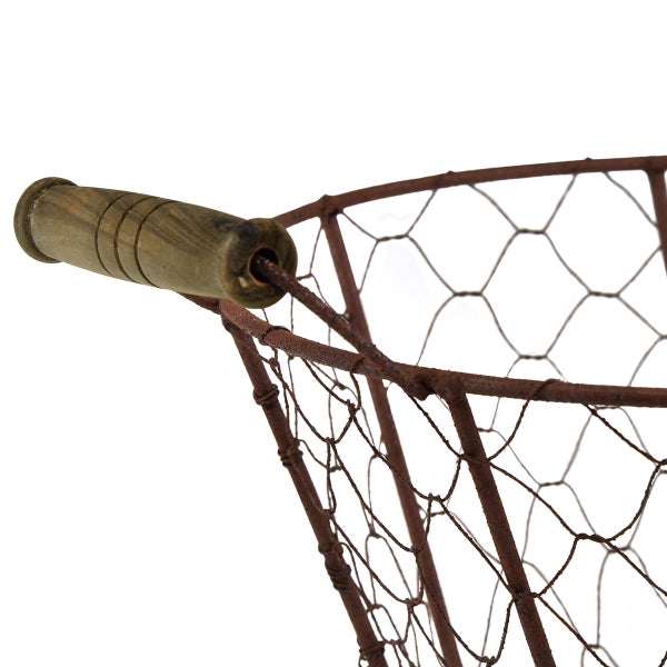 Detailaufnahme eines Drahtkorbs mit Holzgriff