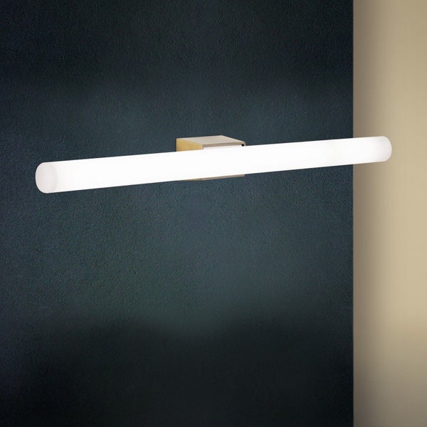 Moderne LED Spiegelleuchte in länglicher Rohrform mit Wandhalterung für eine gleichmäßige Beleuchtung im Badezimmer.