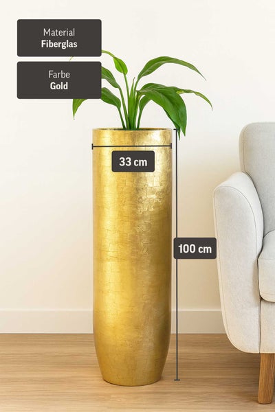 Goldener Pflanzkübel aus Fiberglas, 100 Zentimeter hoch und 33 Zentimeter im Durchmesser, mit grüner Pflanze neben einem Sessel.