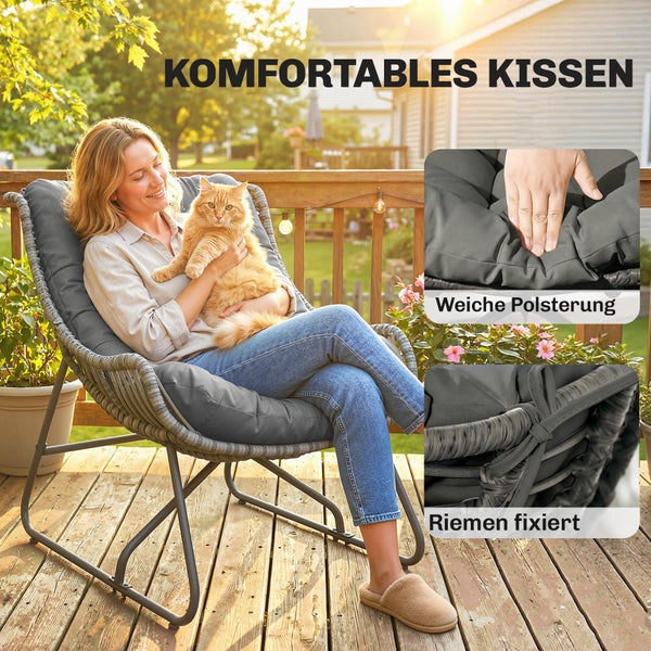 Gartenstuhl mit grauem Sitzkissen auf einer Holzterrasse. Detailaufnahmen zeigen die weiche Polsterung und die Befestigungsriemen.