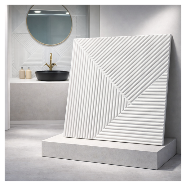 Weißes 3D-Wandpaneel mit geometrischem Rippenmuster in einem modernen Badezimmer mit Aufsatzwaschbecken und Rundspiegel.