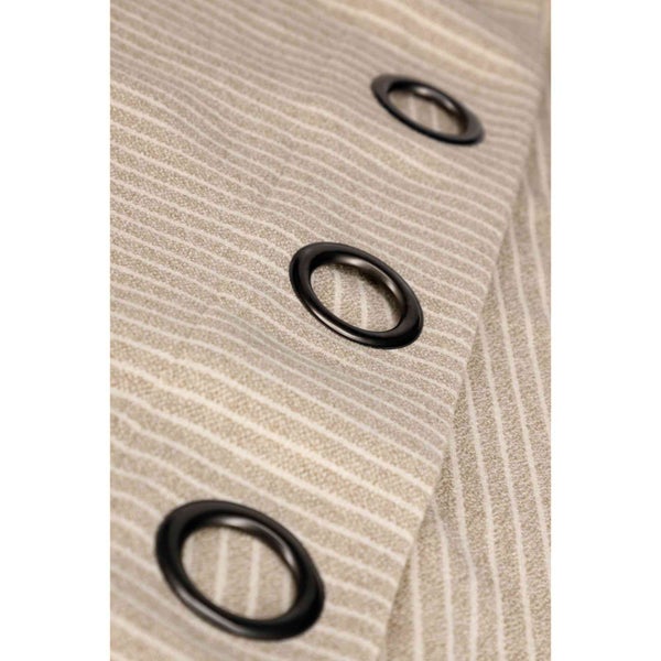 Detailansicht eines gestreiften Vorhangs mit Ösen zur Aufhängung.