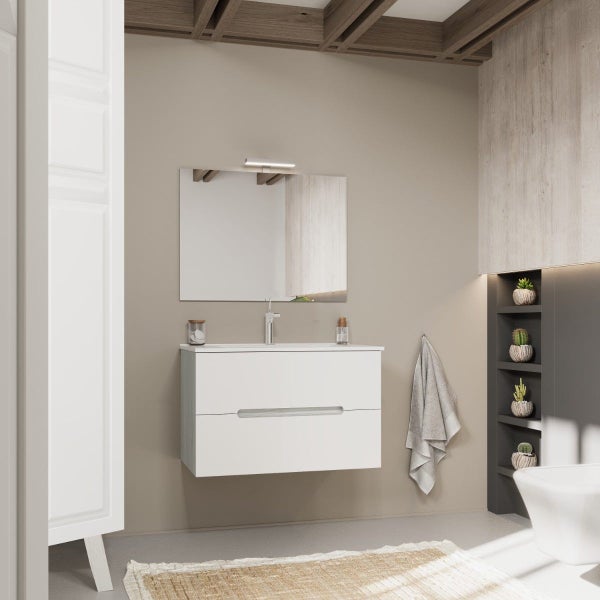 Modernes Badezimmer mit Waschtischunterschrank, Spiegel und Wandregal in einem hellen und organisierten Design.