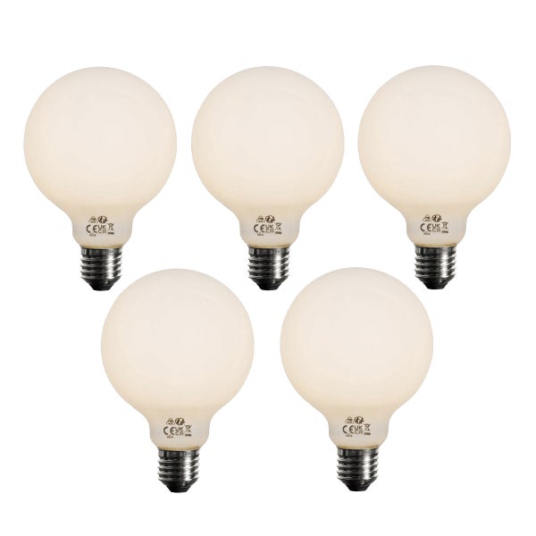 Fünf matte LED-Globelampen mit E27-Sockel.