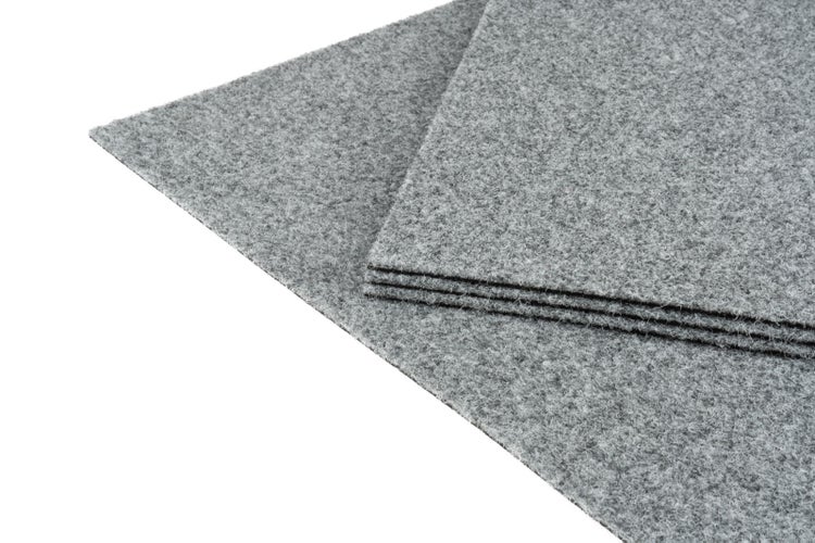Nadelfilz-Teppichfliesen aus grauem, strukturiertem Textilmaterial.