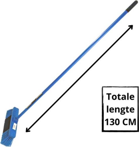 Blaue Kehrbürste mit einer Gesamtlänge von 130 Zentimetern.