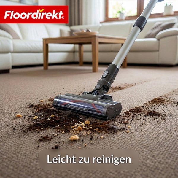 Akkusauger im Einsatz auf einem Teppich mit Schmutz und Krümeln
