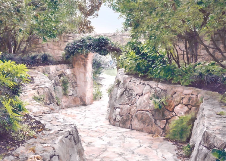 Gartenweg mit Steinmauern und einem mit Grünzeug bewachsenen Torbogen