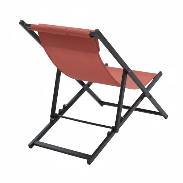 Klappbarer Liegestuhl mit schwarzem Gestell und roter Stoffbespannung.