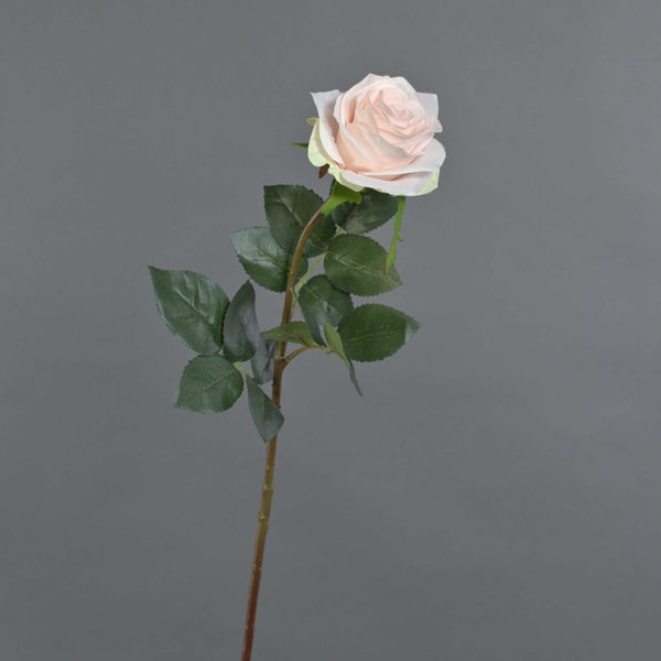 Künstliche Rose mit einer hellrosa Blüte und einem grünen Stiel mit Blättern.