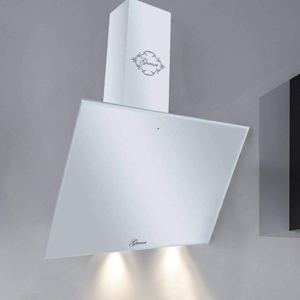 Weiße kopffreie Wandhaube von Gurari aus Glas mit Beleuchtung und Gurari Logo auf dem Kamin.
