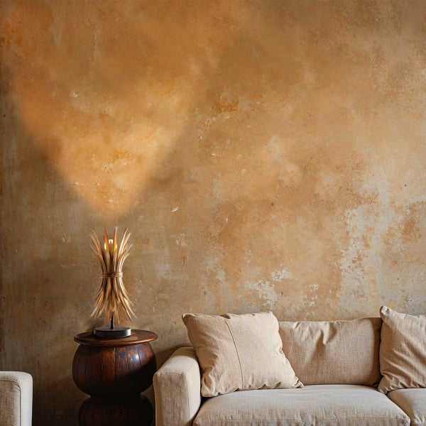 Dekorative Tischlampe auf einem Beistelltisch neben einem Sofa