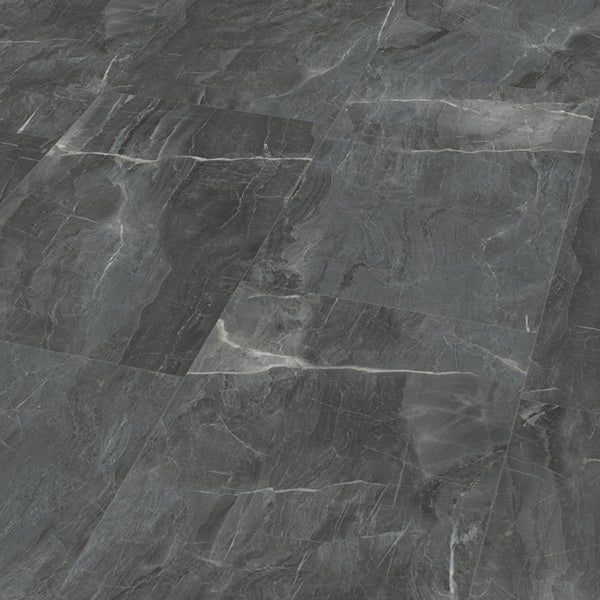 Bodenfliesen mit Marmoroptik verlegt