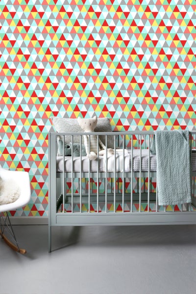 Kinderzimmer mit geometrischer Tapete, Babybett und Stuhl