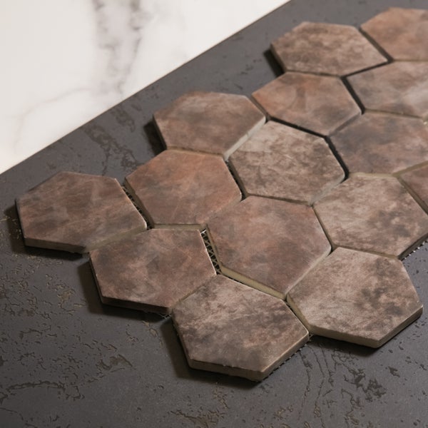 Sechseckige Mosaikfliesen auf einem Trägernetz.