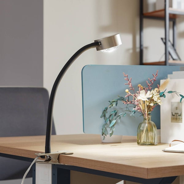 Klemmlampe aus Metall auf einem Schreibtisch mit Blumenvase