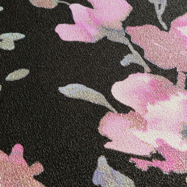 Strukturierte Vliestapete mit floralem Blumenmuster auf dunklem Hintergrund