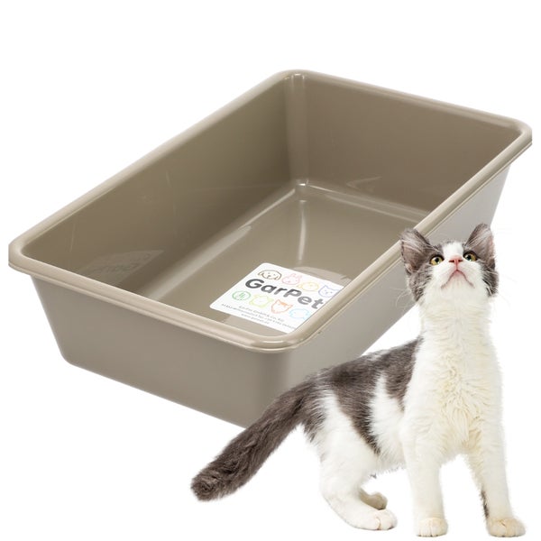Beige rechteckige Katzentoilette aus Kunststoff von GarPet mit einer grau-weißen Katze im Vordergrund.
